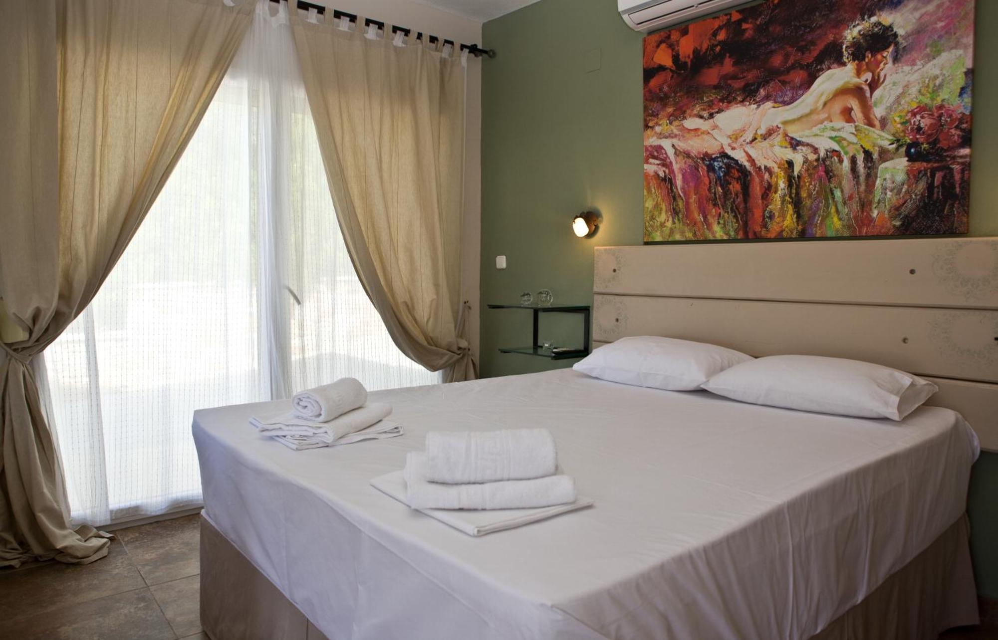 Axion Esti Apartments Skopelos Town Room photo