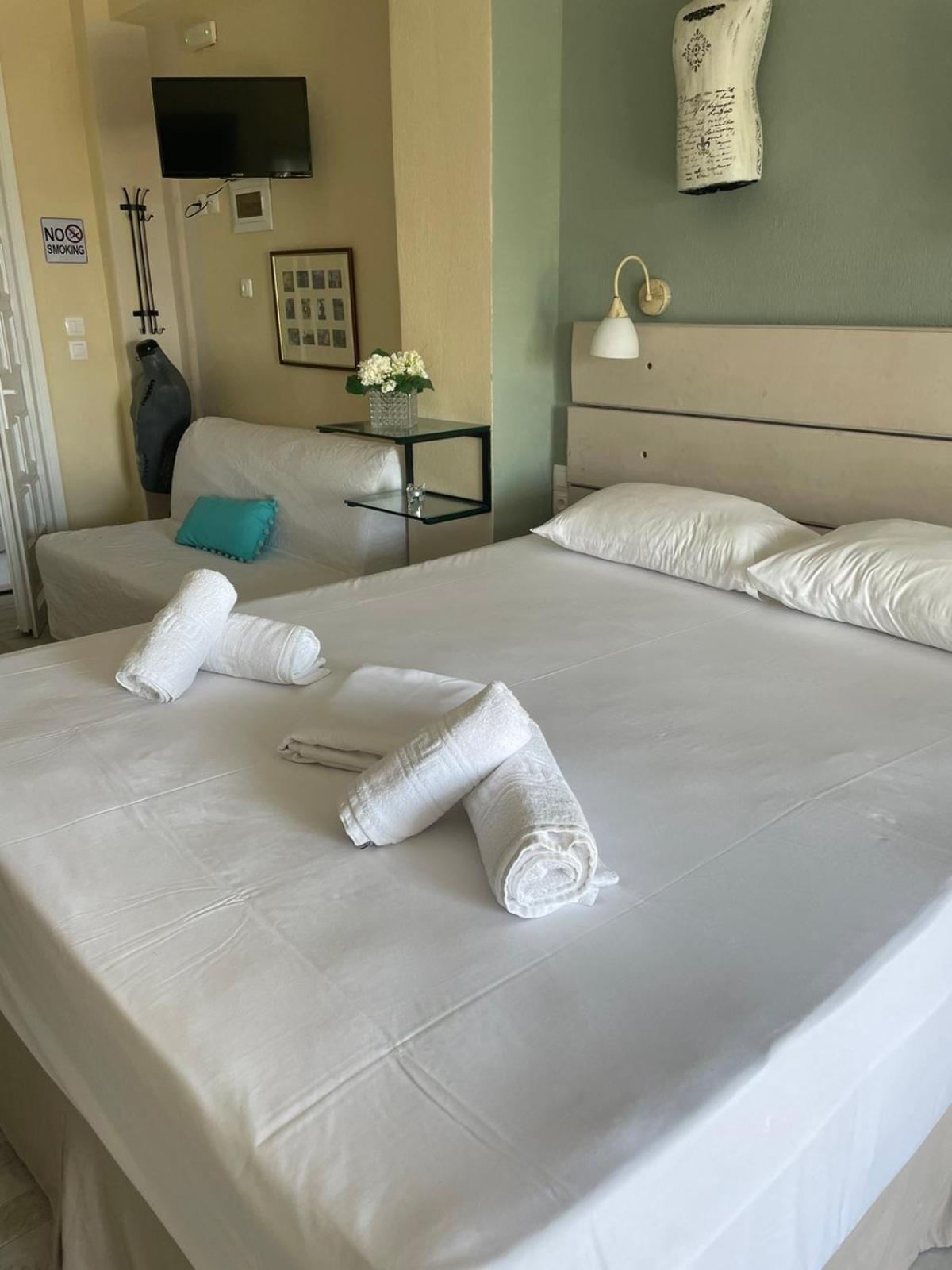 Axion Esti Apartments Skopelos Town Room photo
