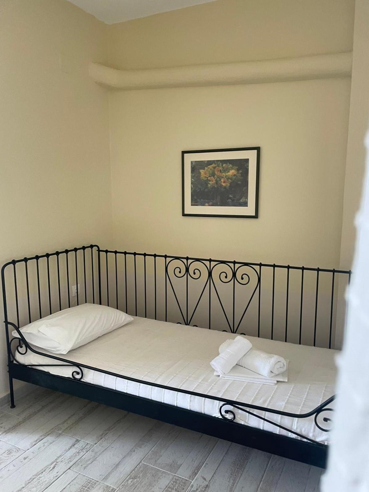 Axion Esti Apartments Skopelos Town Room photo
